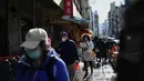 Orang-orang yang memakai masker berjalan di kawasan Chinatown di New York City pada 5 Februari 2021. Tahun Baru Imlek akan jatuh Jumat depan, 12 Februari, dan itu harusnya menjadi waktu tersibuk tahun ini untuk Chinatown, tetapi tidak pada tahun 2021 saat pandemi COVID-19 mewabah. (Angela Weiss/AFP)