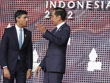 Presiden Indonesia, Joko Widodo atau Jokowi menyambut Perdana Menteri Inggris Rishi Sunak saat tiba pada hari pertama Konferensi Tingkat Tinggi (KTT) G20 di Nusa Dua, Bali, Selasa (15/11/2022) pagi. Jokowi menyampaikan ucapan selamat datang di lobi depan venue utama KTT G20. (Kevin Lamarque/Pool via AP)