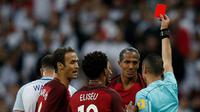 Wasit asal Italia, Marco Guida, memberikan kartu merah kepada bek Portugal, Bruno Alves, pada laga kontra Inggris di Wembley Stadium, London, Kamis (2/6/2016). (AFP/Adrian Dennis)
