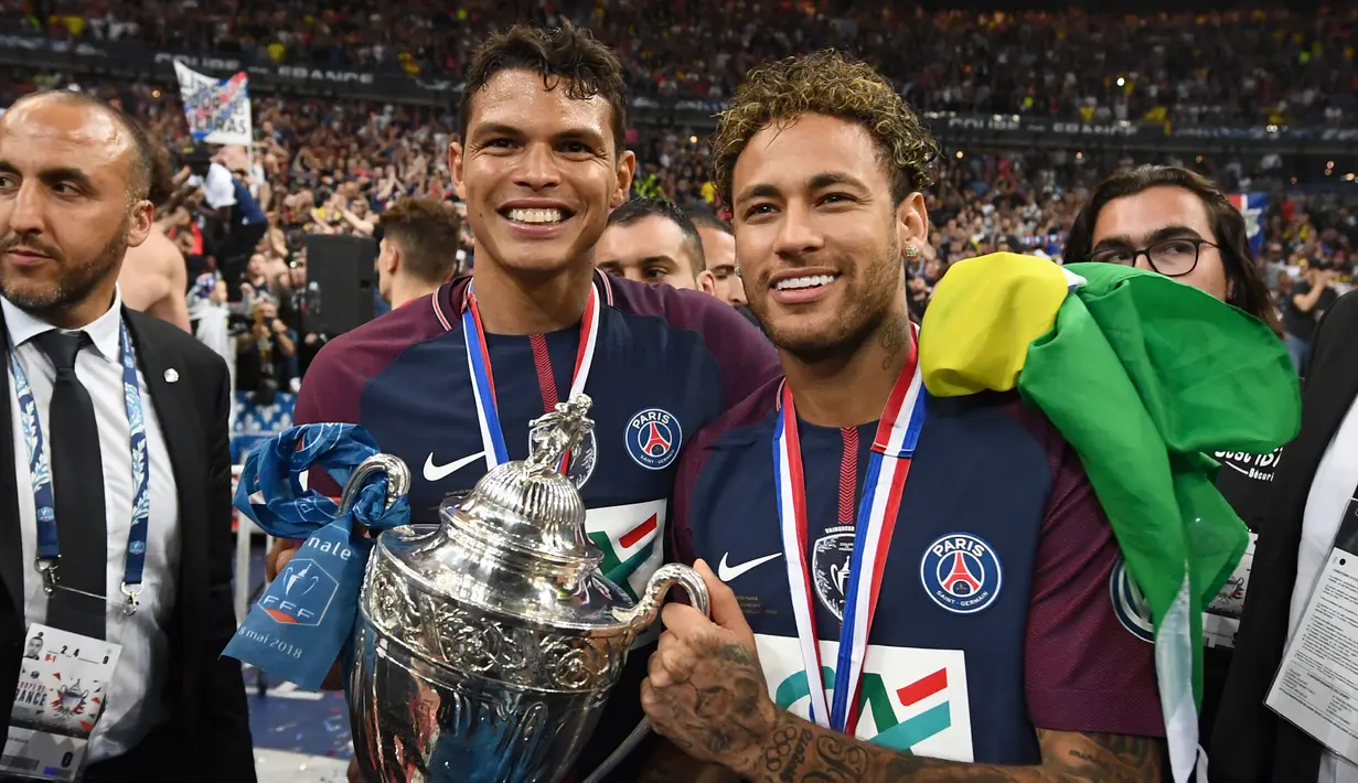 Penyerang PSG, Neymar Jr dan Thiago Silva tersenyum sambil membawa Piala Prancis di Saint-Denis, Paris (8/5). Meski dalam kondisi cedera, Neymar tetap hadir menyaksikan timnya bertanding di final melawan Les Herbiers.  (AFP Photo/Franck Fife)