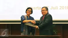 Menteri Keuangan yang baru Sri Mulyani (kiri) bersalaman dengan mantan Menkeu Bambang Brodjonegoro saat serah terima jabatan di Jakarta, Rabu (27/7). Bambang Brodjonegoro kini digeser menjadi Kepala Bappenas. (Liputan6.com/Angga Yuniar)
