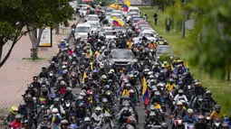 Ribuan pengunjuk rasa turun ke jalan-jalan utama untuk menyuarakan penolakan mereka terhadap kenaikan harga BBM yang drastis. (AP Photo/Fernando Vergara)