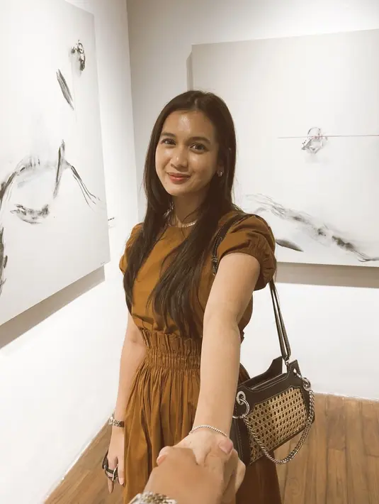 Ini adalah foto Dea Annisa gandeng tangan pria diduga kekasih yang curi perhatian netizen. Tak hanya salah fokus dengan tangan pria, netizen juga dibuat pangling dengan senyuman manisnya. Beberapa rekan selebriti sudah mengetahui pria yang diduga kekasih Dea Annisa ini, alhasil sahabat Dea Annisa ini pun ramai menggoda mantan artis cilik ini di kolom komentar. (Liputan6.com/IG/@deaaannisa)