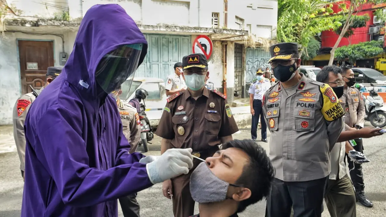 Wakapolda Jatim Brigjen Polisi Slamet Hadi Supraptoyo meninjau penerapan PPKM Darurat di Kota Surabaya. (Dian Kurniawan/Liputan6.com)