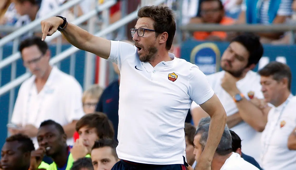 Pelatih AS Roma Eusebio Di Francesco mengintruksikan para pemainnya saat berhadapan dengan Juventus pada International Champions Cup di Gillette Stadium, Foxborough (31/7). Juventus menang adu penalti setelah imbang 1-1. (AP Photo/Michael Dwyer)