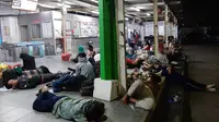 Jakarta Mati Lampu, Penumpang KRL Bermalam di Stasiun Bekasi (Yopi Madokari)
