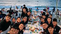 Penggawa Persik menggelar makan malam bersama di Pantai Jimbaran, Bali. (Bola.com/Gatot Susetyo)