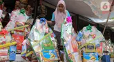 Pekerja menata parcel di kawasan Barito, Kebayoran Baru, Jakarta, Rabu (19/3/2025). (Liputan6.com/Herman Zakharia)