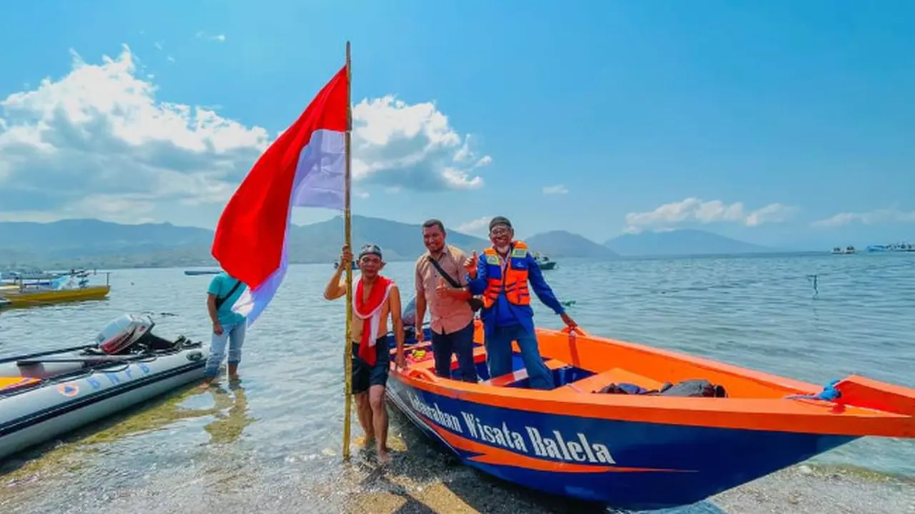 Aksi Heroik Kakek 56 Tahun Sambut Hari Pahlawan Berenang di Selat Larantuka