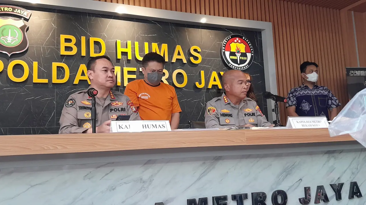 Polisi menangkap YH pemilik uang dolar palsu yang akan disetorkan di salah satu bank pelat merah.