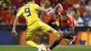 Bek Spanyol, Inigo Martinez, dijatuhkan striker Swedia, Marcus Berg, pada laga Kualifikasi Piala Eropa 2020 di Stadion Santiago Bernabeu, Madrid, Senin (10/6). Spanyol menang 3-0 atas Swedia. (AFP/Oscar Del Pozo)