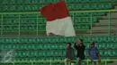Tiga suporter mengibarkan bendera Merah Putih saat menyaksikan laga Timnas Indonesia U-19 melawan Patriot Candrabhaga FC di Stadion Patriot, Bekasi, Kamis (27/4). (Liputan6.com/Helmi Fithriansyah)