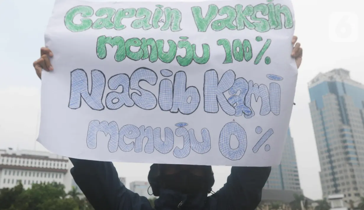 Massa dari Forum Komunikasi Nakes dan Non-Nakes Indonesia (FKHN Indonesia) membawa poster tuntutan saat menggelar aksi di kawasan Patung Kuda, Jakarta Pusat, Kamis (22/9/2022). Menteri Kesehatan Budi Gunadi Sadikin sebelumnya telah menjanjikan pemerintah akan mengangkat tenaga kerja honorer di bidang kesehatan sebagai ASN atau Pegawai Pemerintah dengan Perjanjian Kerja (PPPK). (Liputan6.com/Herman Zakharia)