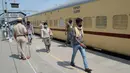 Para buruh migran berjalan untuk menaiki kereta khusus menuju rumah mereka saat masa karantina wilayah (lockdown) nasional diterapkan demi mencegah penyebaran COVID-19 di Jalandhar, Negara Bagian Punjab, India utara, (5//5/2020). (Xinhua/Stringer)