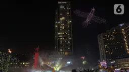 Malam Tahun Baru 2024 di Bundaran HI dimeriahkan dengan diterbangkannya 500 drone yang menampilkan lampu warna-warni. (Liputan6.com/Angga Yuniar)