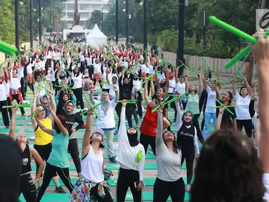 Para peserta mengikuti gerakan instruktur dalam acara Andalan Freshtival Special Kartini Day di GBK Plaza Selatan Senayan, Jakarta, Minggu (21/4). Acara yang diikuti oleh ratusan perempuan tersebut diadakan dalam rangka memeringati Hari Kartini. (Liputan6.com/Immanuel Antonius)