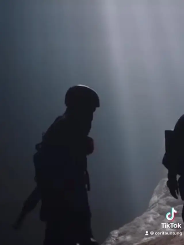 Arie Untung dan keluarga liburan ke sebuah gua (Instagram/ariekuntung)