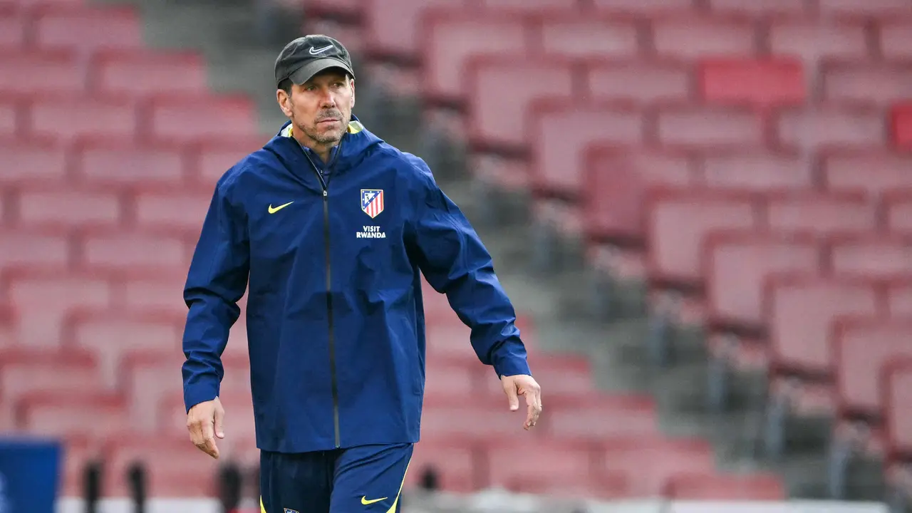 Foto: Wajah Serius Diego Simeone saat Memimpin Sesi Latihan Atletico Madrid Jelang Bentrok dengan Arsenal di Liga Champions