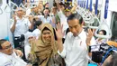 Presiden Joko Widodo  bersama penyandang disabilitas saat menjajal MRT di Jakarta, Kamis (21/3). Jokowi didampingi Ibu Negara Iriana mencoba kembali kereta tersebut bersama disabilitas, dan artis Chelsea Islan. (Liputan6.com/Angga Yuniar)