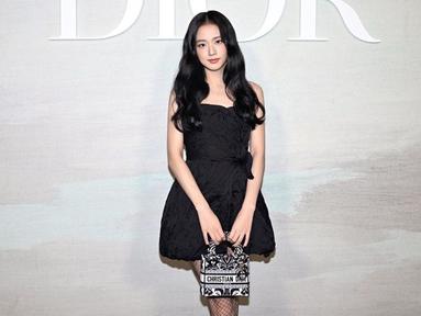 Kim Jisoo diketahui hadir dalam Paris Fashion Week 2023 sebagai global brand ambassador dari merek Dior. Tampil dalam mini dress hitam dengan detail cantik, Jisoo sukses mencuri perhatian banyak netizen. (Liputan6.com/IG/@sooyaaa__)