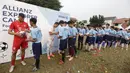 Legenda Bayern Munchen, Martin Demichelis, memberikan coaching clinic kepada pesepak bola muda di Lapangan PSPT Tebet, Jakarta, Minggu (23/6). Acara ini merupakan rangkaian Allianz Explorer Camp 2019. (Bola.com/Vitalis Yogi Trisna)