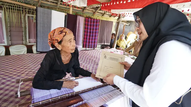 Bupati Banyuwangi Ipik Fiestiandani (Baju Putih) kunjungi penenun ttradisional suku Osing Banyuwanmgi (Istimewa)