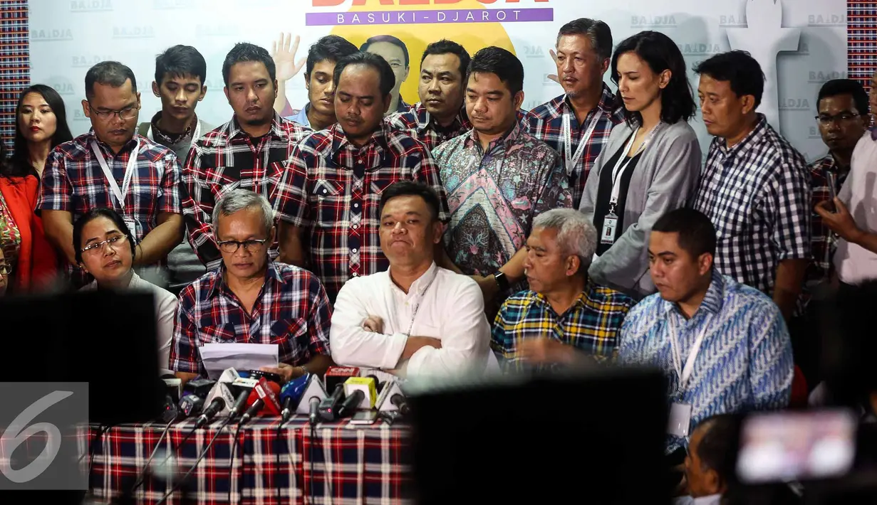 Tim pemenangan Ahok-Djarot memberi keterangan pers terkait penetapan tersangka Basuki Tjahaja Purnama atau Ahok oleh Bareskrim Polri di Jalan Borobudur 18, Jakarta Pusat, Rabu (16/11). (Liputan6.com/Faizal Fanani) 