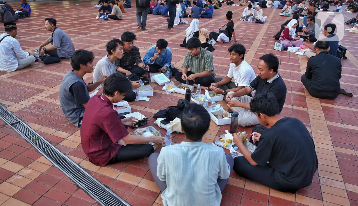 Setiap jemaah yang menunaikan ibadah puasa Ramadan di Masjid Istiqlal Jakarta mendapatkan takjil, makanan, dan minuman untuk berbuka. (Liputan6.com/Angga Yuniar)