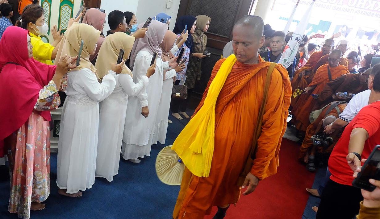 Di Kanzus Sholawat, para biksu ditunggu warga Pesantren dan umat Buddha yang datang untuk bertemu langsung.  (merdeka.com/Arie Basuki)