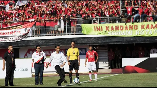 Presiden Republik Indonesia Ir H Joko Widodo membuka turnamen Piala Presiden 2015 di Stadion I Wayan Dipta, Gianyar, Bali, Minggu (30/08/2015).