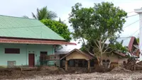 Warga Pidie Jaya Bingung Bersihkan Lumpur Tebal di Rumah Mereka: Tenaga Sudah Habis, Bayar Orang Tak Punya Uang