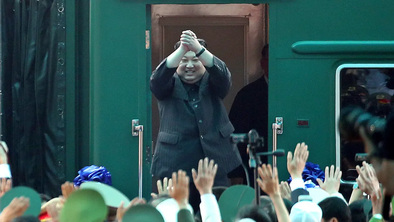 Senyum Kim Jong-un Saat Tinggalkan Vietnam