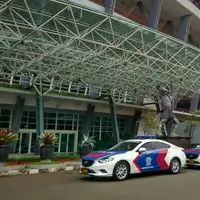 Polisi mulai memeriksa kondisi Stadion GBK menjelang Final Piala Presiden, 18 Oktober 2015, di Senayan, Jakarta, (15/10/2015). (Bola.com/Nicklas Hanoatubun)