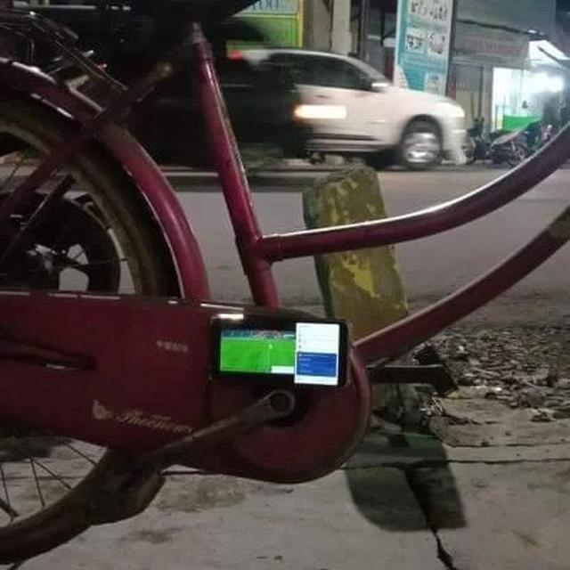 8 Aksi Nyeleneh Orang Enggak Punya Tripod saat Pakai Gadget Ini Kocak