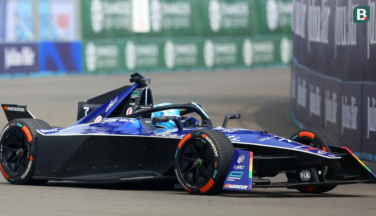 Pembalap Maserati MSG Racing, Maximilian Guenther memacu mobilnya saat sesi kualifikasi Jakarta E-Prix 2023 round-11 di Jakarta International E-Prix Circuit, Ancol, Jakarta, Minggu (04/06/2023). Gunther sukses meraih P1 setelah mengalahkan pembalap Avalanche Andretti, Jake Dennis dengan perbedaan waktu 0.585 detik. (Bola.com/Bagaskara Lazuardi)