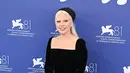 Lady Gaga menarik perhatian saat tiba di Venice Film Festival 2024. Ia mengenakan dua rancangan dari Dior serba hitam. [Foto: Document/Dior]