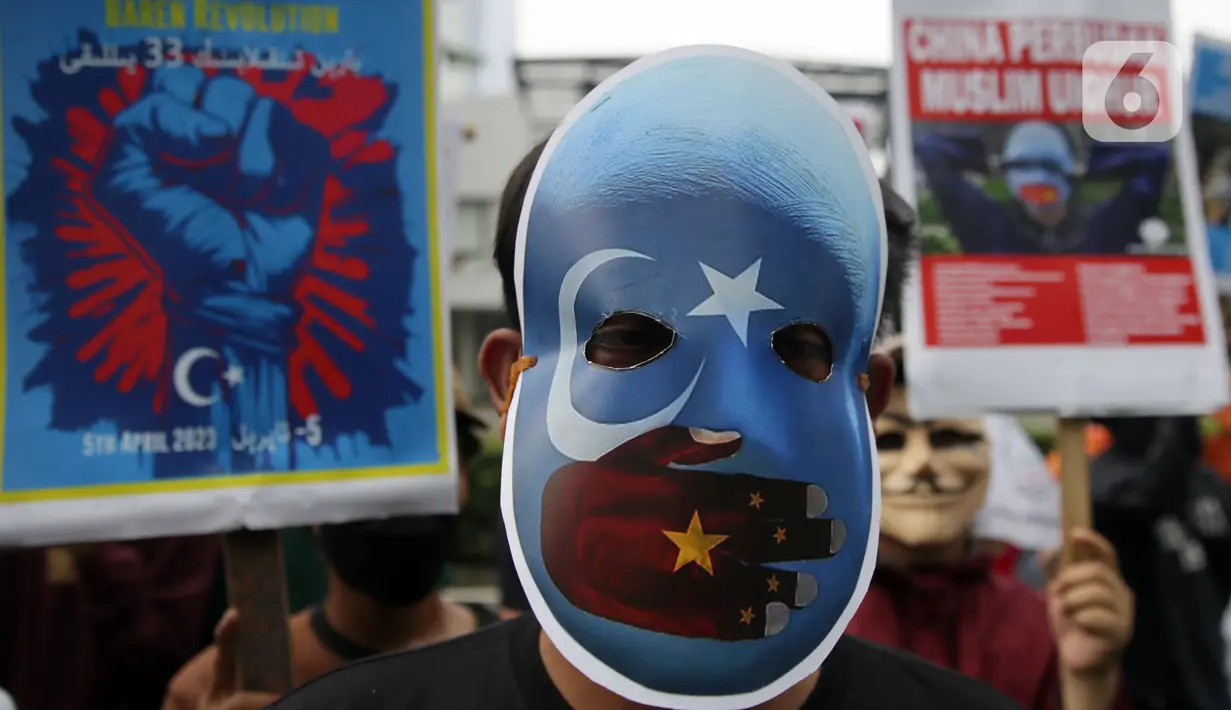 Massa yang tergabung dalam Aliansi Mahasiswa Islam (AMI) menggelar aksi unjuk rasa di depan Kedutaan Besar China, Jakarta, Senin (5/6/2023). (Liputan6.com/Johan Tallo)