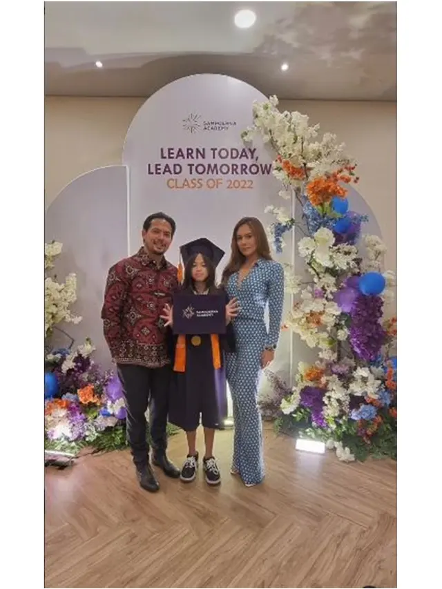 6 Potret Wulan Guritno dan Adilla Dimitri Hadiri Wisuda Anak, Tampak Kompak