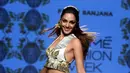 Aktris Bollywood India, Kiara Advani mengenakan busana rancangan desainer Sanjana di Lakmé Fashion Week Summer Resort 2017 di Mumbai, India  (1/2). (AFP Photo/Sujit Jaiswal)
