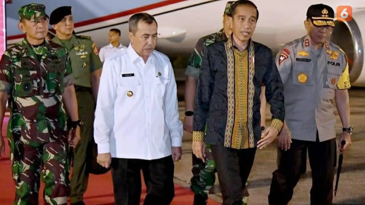Presiden Joko Widodo didampingi Gubernur Riau Syamsuar ketika mendarat di Pekanbaru untuk memantau Karhutla dan kabut asap.