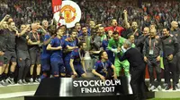 Pelatih Manchester United Jose Mourinho memimpin anak asuhnya merayakan gelar juara Liga Europa usai mengalahkan Ajax di Friends Arena, Stockholm, Swedia, (24/5/2017). MU menang 2-0. (AP/Martin Meissner)