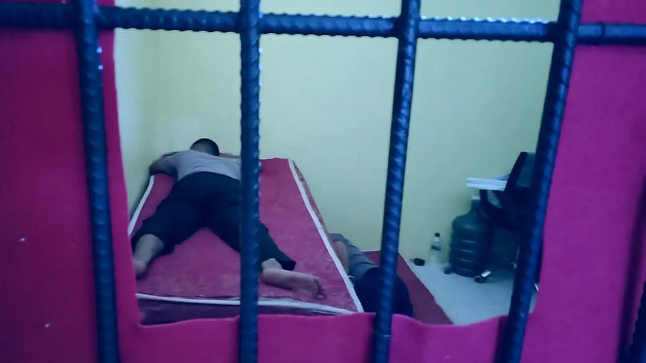 Salah satu oknum polisi yang aniaya warga tengah di dalam sel Propam Polres Aceh Timur (Ist)