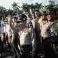 Kapolri Jenderal Tito Karnavian menyapa seorang pasukan polisi berkuda saat Apel Gelar Pasukan Operasi Lilin Jaya 2017 di Lapangan Silang Monas, Jakarta, Kamis (22/12). (Liputan6.com/Faizal Fanani)