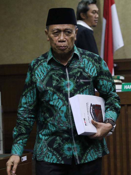 Terdakwa penerimaan suap terkait pembahasan tambahan anggaran dalam APBN P 2018, Amin Santono usai menjalani sidang pembacaan tuntutan di Pengadilan Tipikor, Jakarta, Senin (21/1). Amin dituntut hukuman 10 tahun penjara. (Liputan6.com/Helmi Fithriansyah)