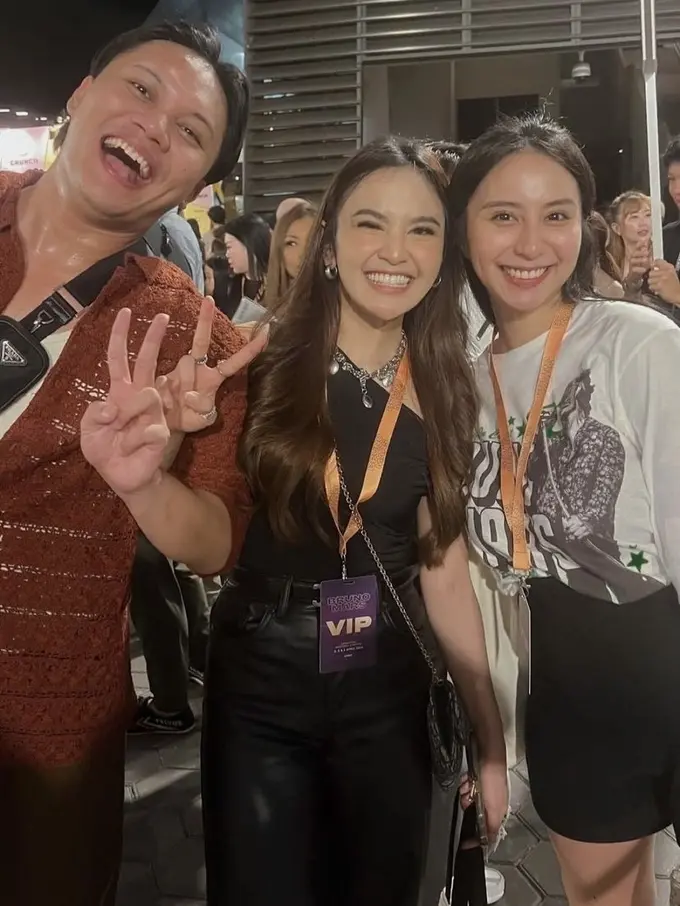 Gaya Selebritis Tanah Air Menyaksikan Konser Bruno Mars di Singapura