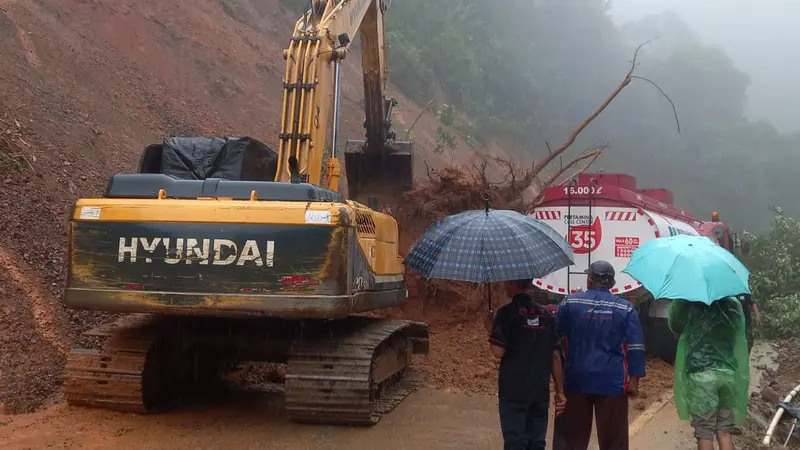 Longsor terjadi di Sitinjau Lauik, Indarung, Kota Padang, Senin (25/7/2022). (liputan6.com/ ist)