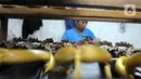 Perajin alas kaki menyelesaikan pembuatan sandal di kawasan Bojongsari, Depok, Jawa Barat, Selasa (22/2/2022). Dalam sebulan, perajin mampu menghasilkan 1.200 pasang sandal dengan harga Rp 30 ribu/pasang hingga Rp 200 ribu/pasang. (merdeka.com/Arie Basuki)