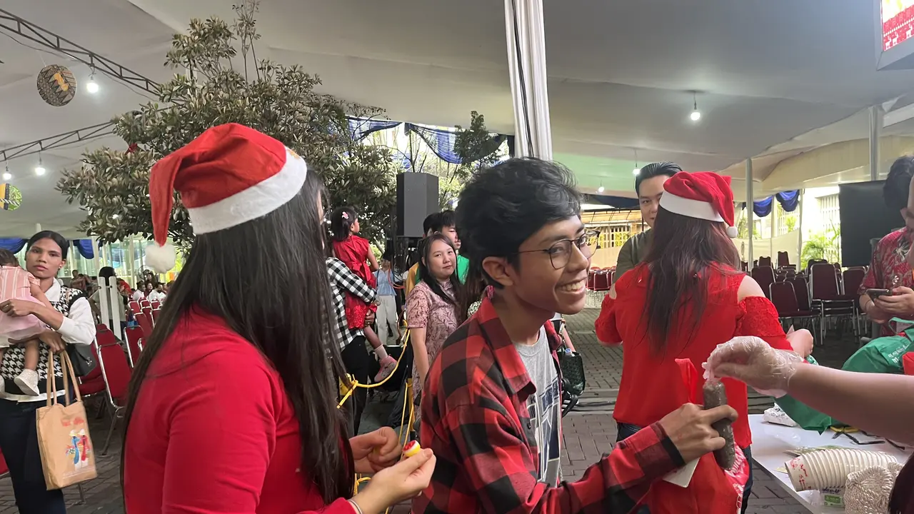 Gereja Katedral Jakarta membagikan 500 paket bingkisan kepada anak-anak usai mengikuti Misa Keluarga pada Rabu (25/12/2024).