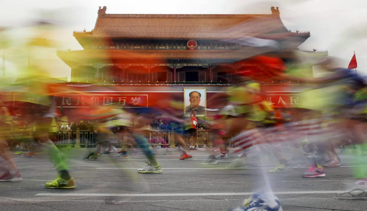 Peserta berlari melewati gerbang Tiananmen saat Beijing International Marathon di Beijing, China, Minggu (20/9/2015). Sekitar 30.000 pelari ikut ambil bagian dalam acara yang berlangsung tiap tahun. (REUTERS/Kim Kyung-Hoon)