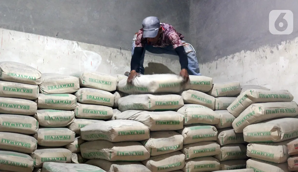 Pekerja merapikan tumpukan semen di toko bangunan Cahaya Makmur, Depok, Jawa Barat, Kamis (15/9/2022). Harga bahan bangunan mengalami kenaikan terkait kenaikan harga bahan bakar minyak (BBM) bersubsidi. (Liputan6.com/Herman Zakharia)